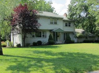 82 McGuffey Ln, Delmar, NY 12054