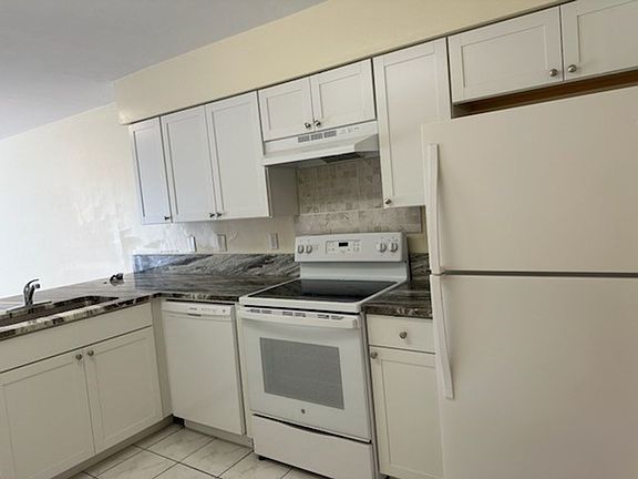 4th image of 312 SE 16th Pl #0