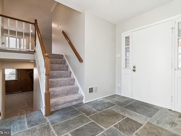 5th image of 4 York Mills Ct