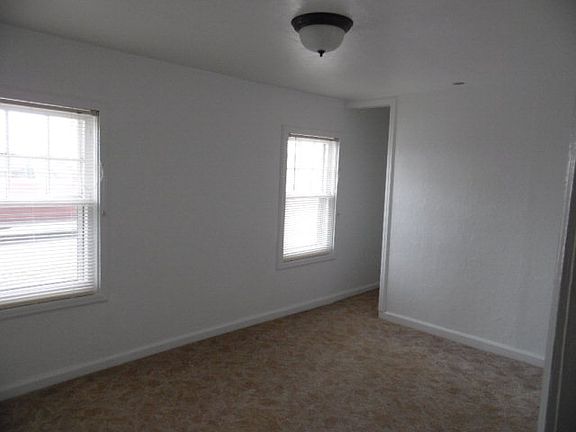 4th image of 679 College St