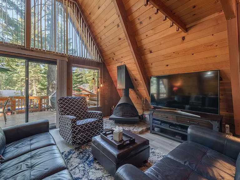 5658 Rhodesia Rd — Photo 4