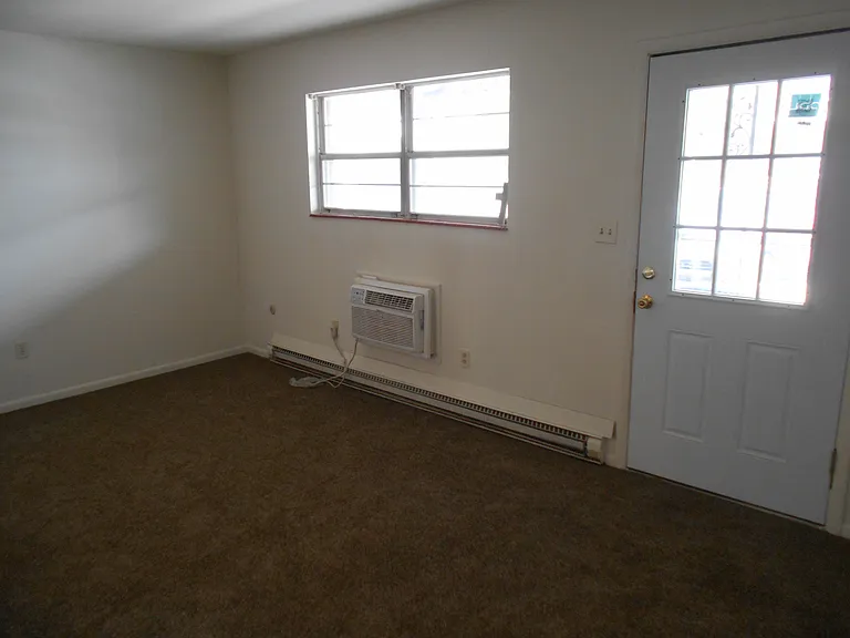 718 E 18th St #B10 — Photo 4