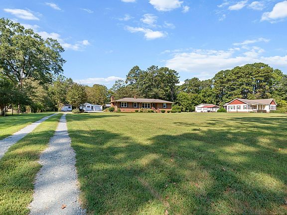 3rd image of 798 Sanford Rd