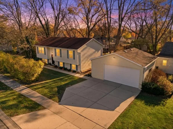 121 E Clarendon Dr, Round Lake Beach, IL 60073