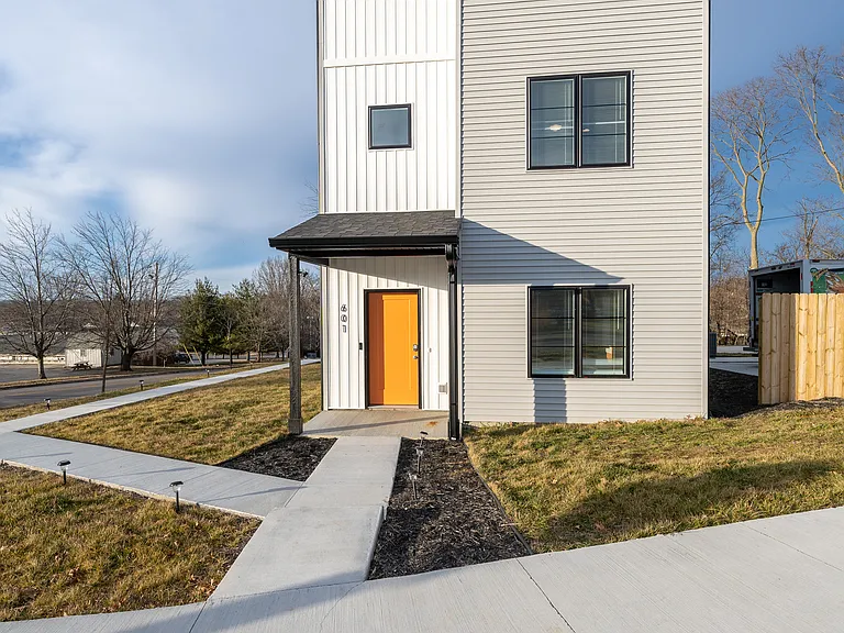 601 E Miller Dr — Photo 8