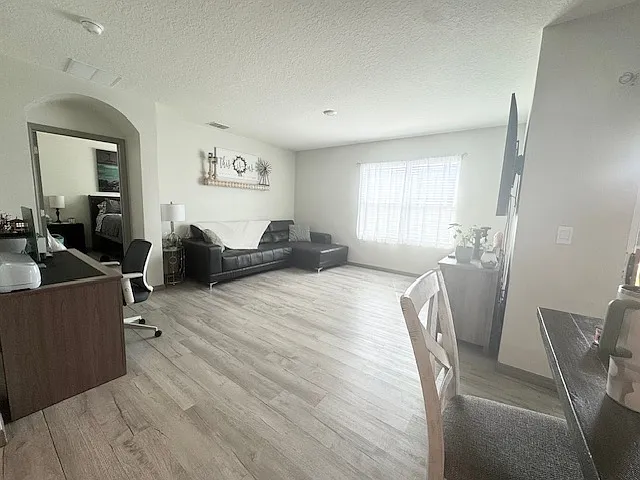 4 bed, 1828 sqft, $2,500 — Photo 3