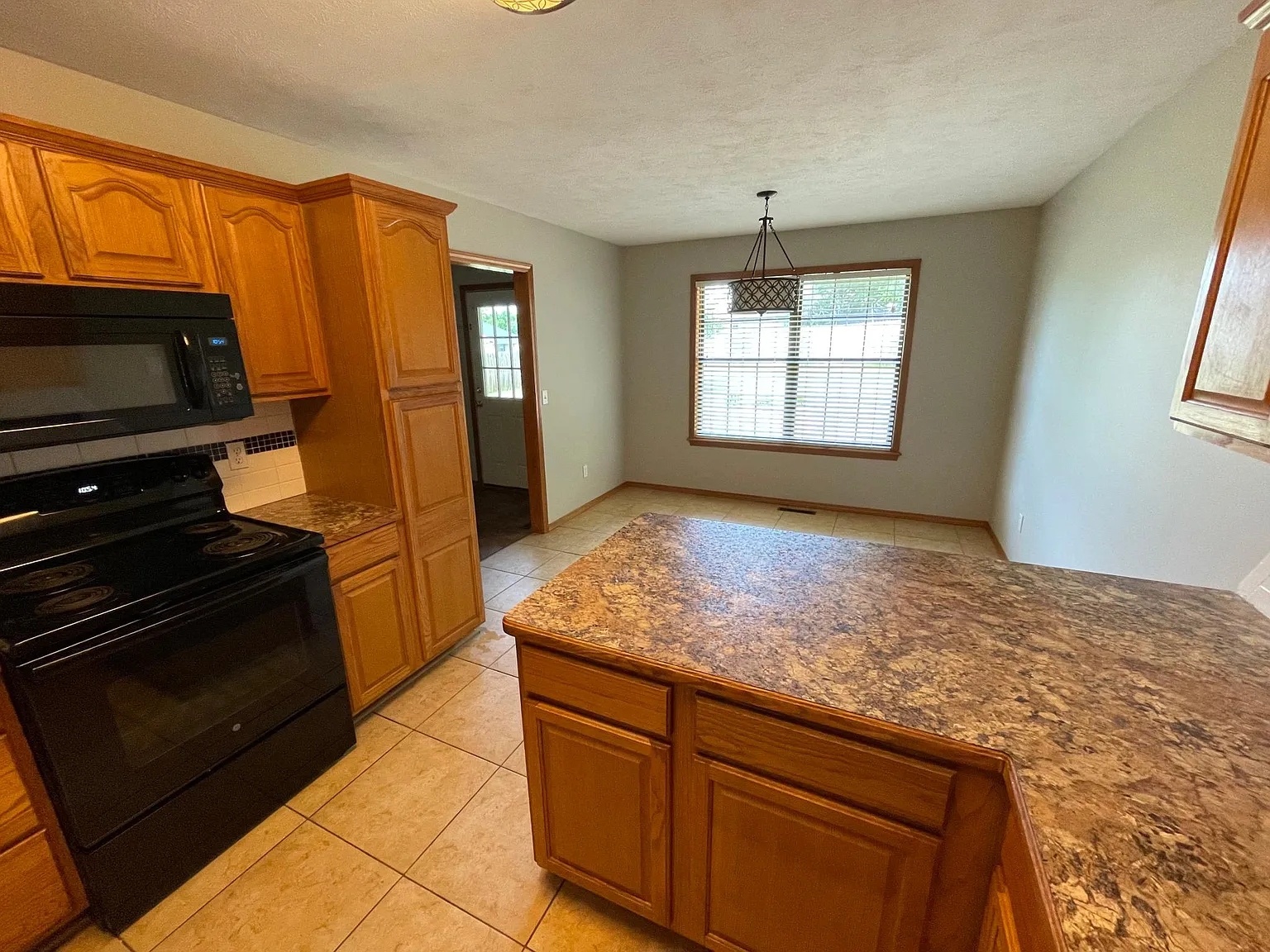 3 bed, 1350 sqft, $1,450 — Photo 4