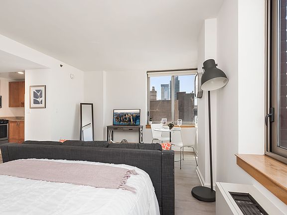 5th image of 35 W 33rd St APT 31A
