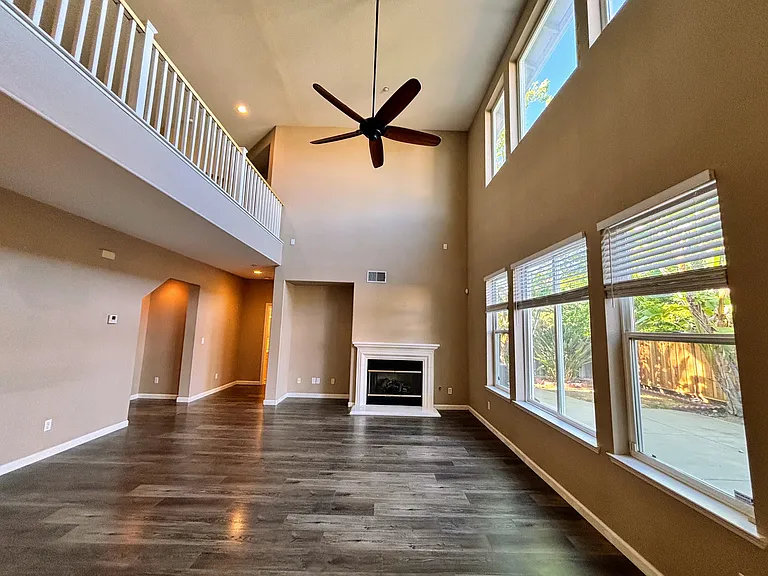 378 Roundhill Dr — Photo 5