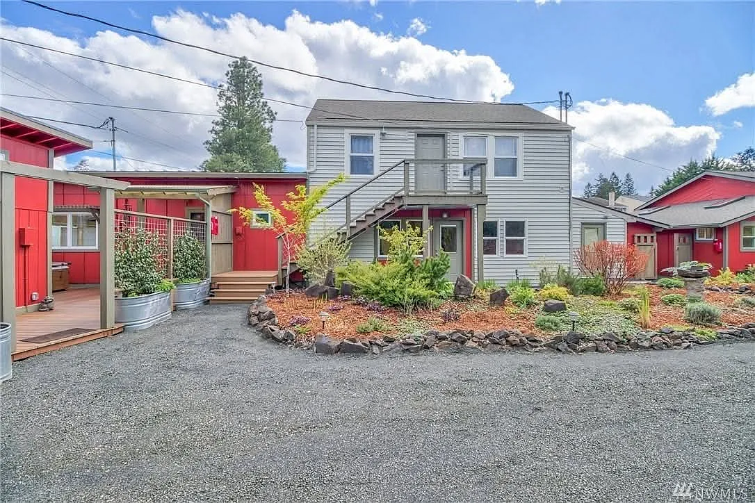 719 Division St NW — Photo 1