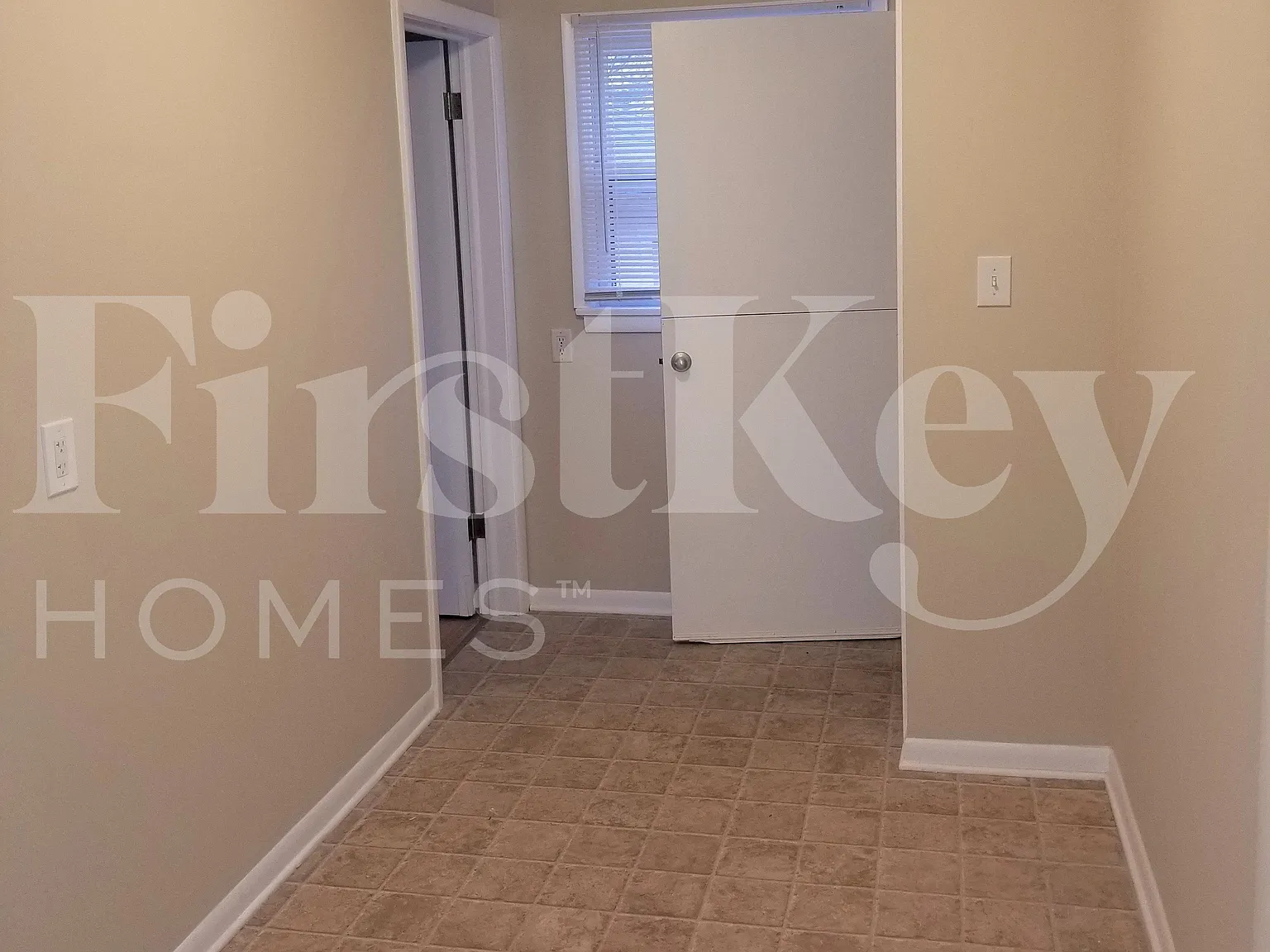 3 bed, 1.0 bath, 1114 sqft, $2,660 — Photo 4
