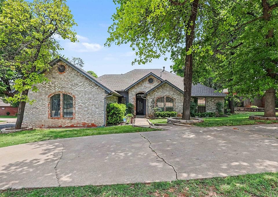 1st image of 1400 Sandhurst Cir