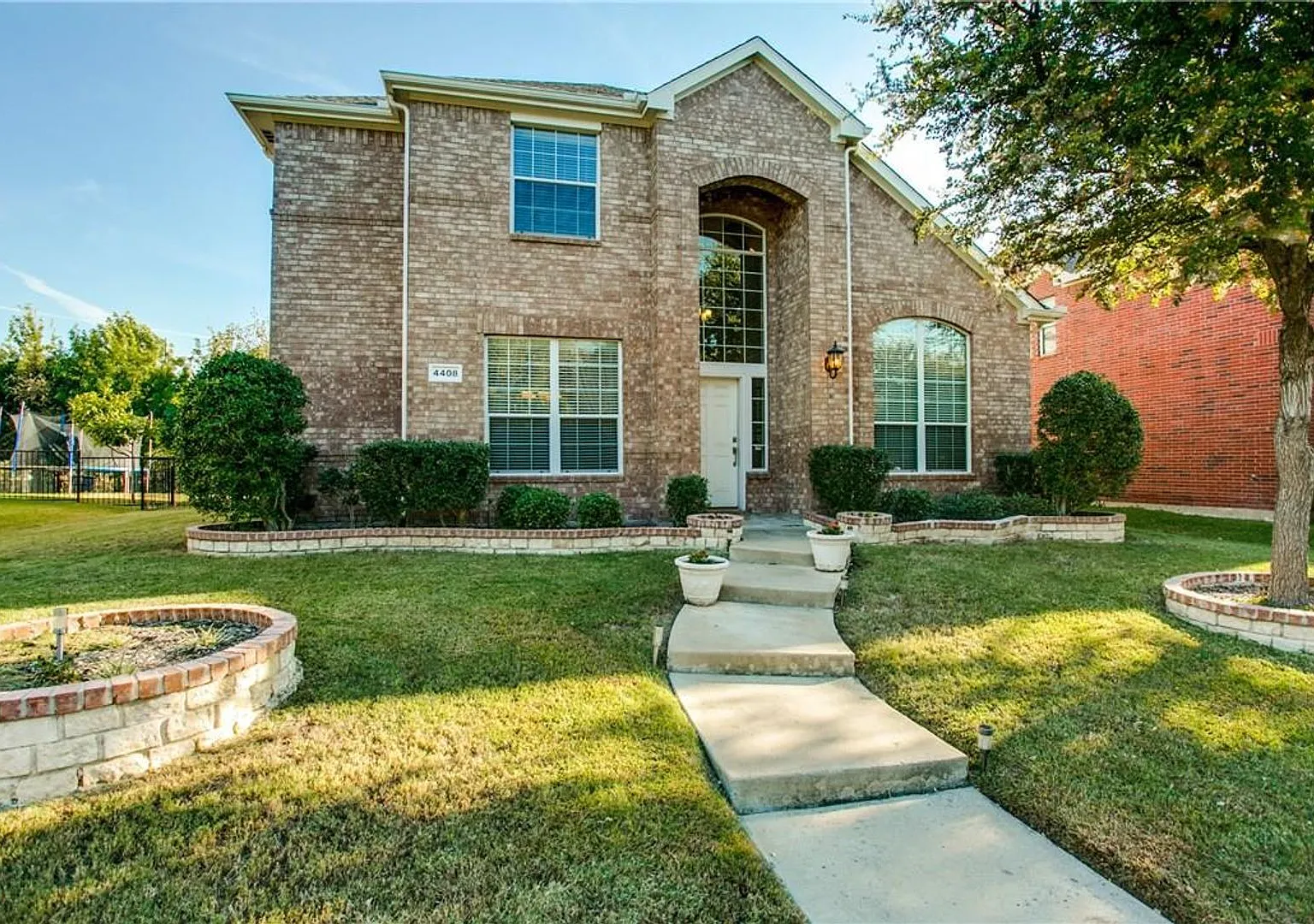 Beautifully landscaped 4 Bedroom 3 bath home located in desirable Plano location! — Photo 2