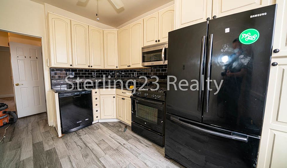 1st image of 25-29 45th St #2B