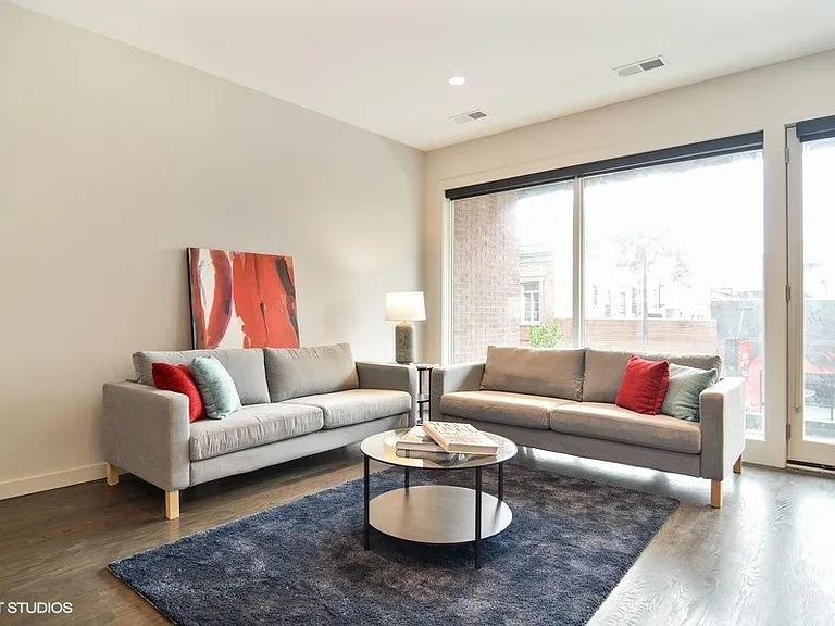 2742 N Lincoln Ave #201 — Photo 2