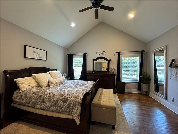 5th image of 859 East Ave