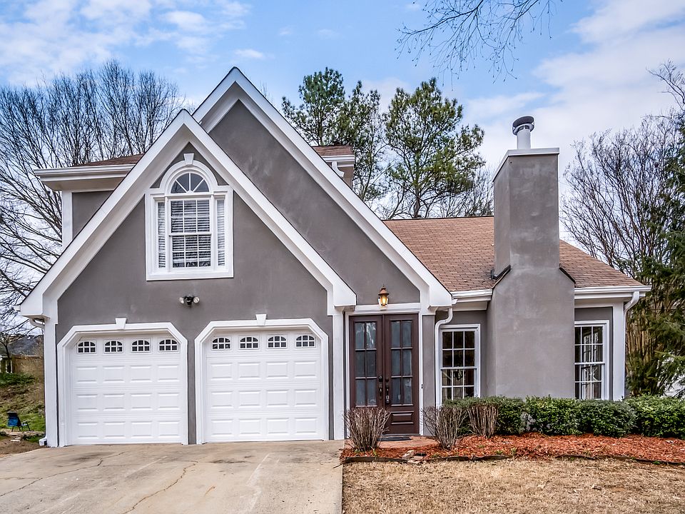 1st image of 748 Helga Dr NE