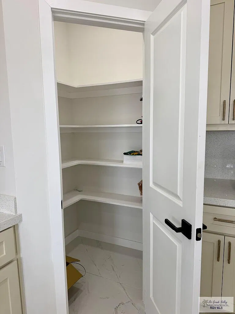 5 bed, 4.0 bath, 2347 sqft, $4,000 — Photo 2