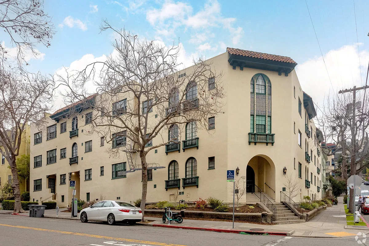 Building Photo - Garden Court
