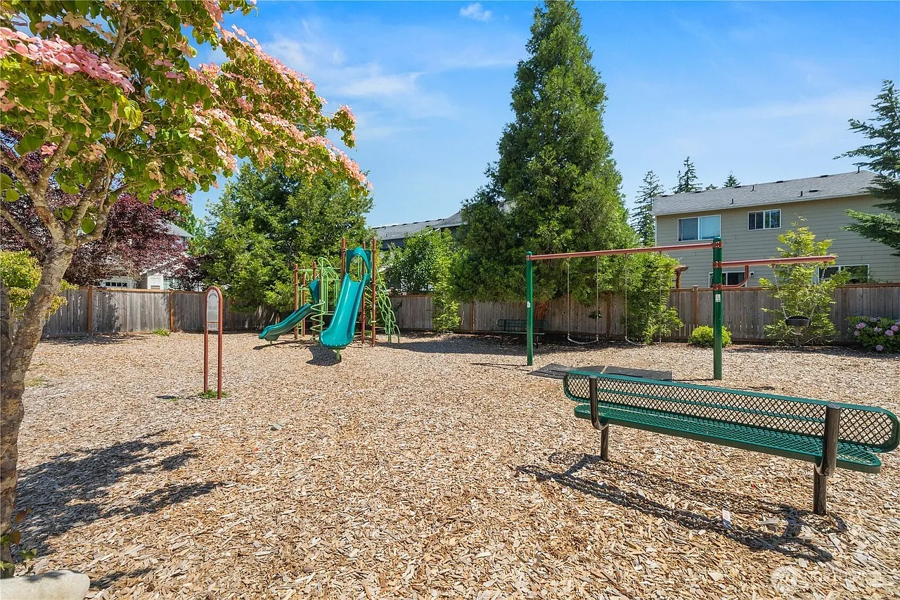 5 bed, 2424 sqft, $3,600 — Photo 3