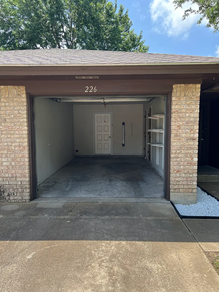 Building Photo - 226 Rosebud Dr