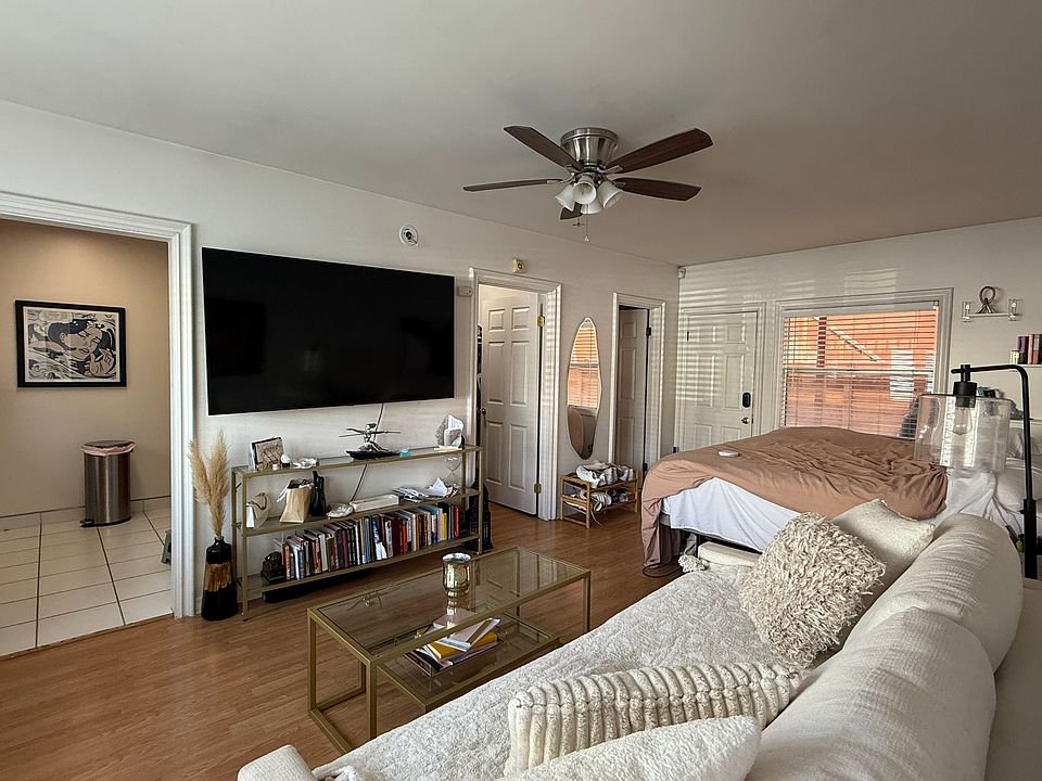 Large open studio with lots of sunlight and a separate rear entrance