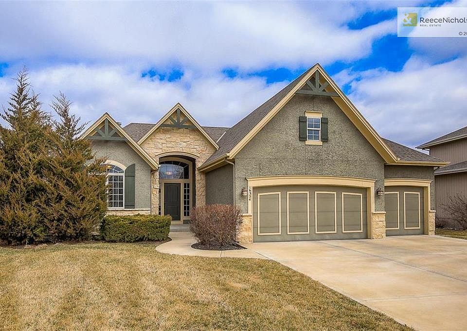 Welcome home! This former model is move-in-ready and available for quick occupancy. Lovely neighborhood with unmatched amenities. Enjoy time outdoors on this beautiful cul-de-sac!