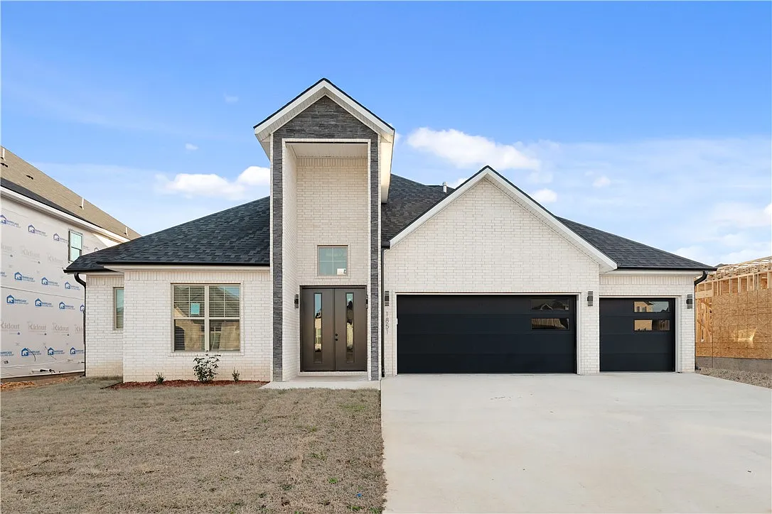 4 bed, 3.0 bath, 2900 sqft, $3,200 — Photo 1