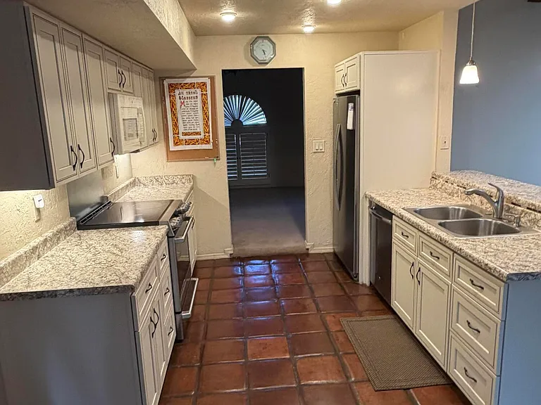 220 E Aster Dr — Photo 33