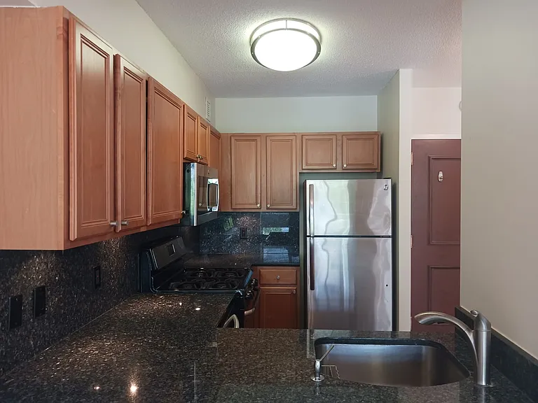 7111 Woodmont Ave #514 — Photo 5