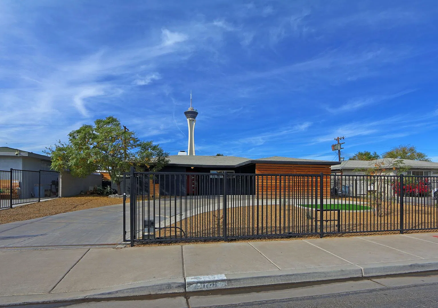 Furnished, Mid-Century Modern beauty located down town! — Photo 2