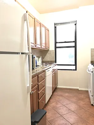 Rented by Zikos Realty Services | media 16