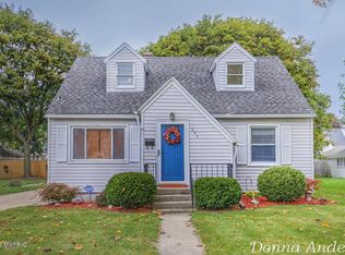 945 Beechwood St NE, Grand Rapids, MI 49505