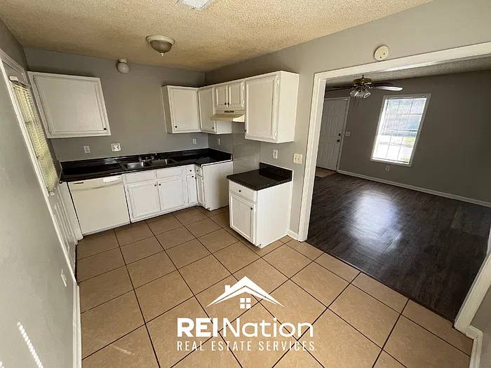 3 bed, 1.5 bath, 903 sqft, $1,095 — Photo 4