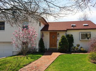 87 Lotus Oval S, Valley Stream, NY 11581