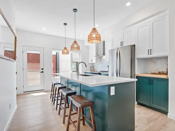 408 N Greenbriar Cmn NW, Calgary, AB T3B 6J3