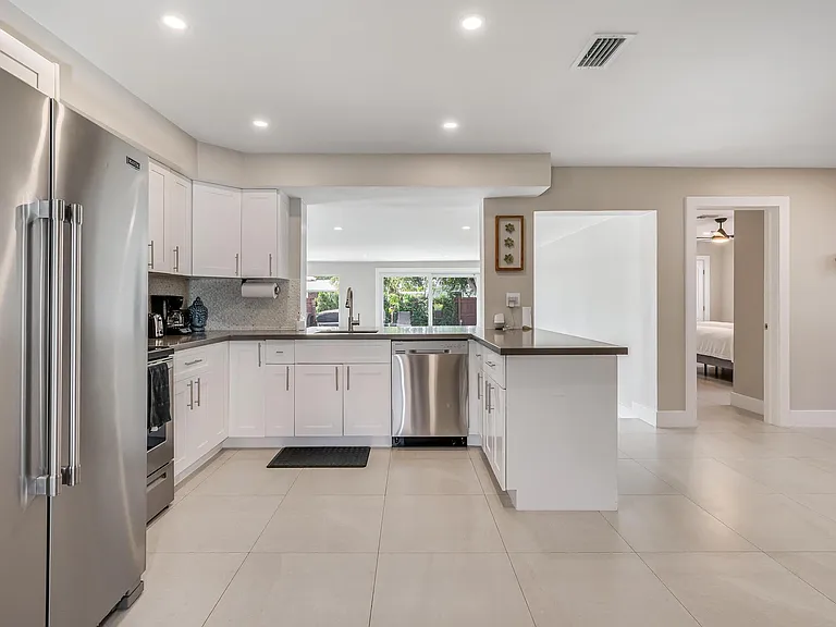 300 SE 8th Ct — Photo 5