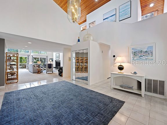 3rd image of 20 Heath Dr
