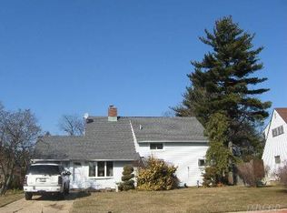 6 Choir Ln, Westbury, NY 11590