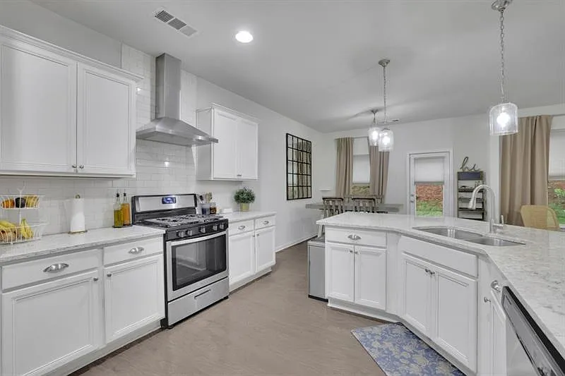 5 bed, 3.0 bath, 2807 sqft, $3,000 — Photo 3