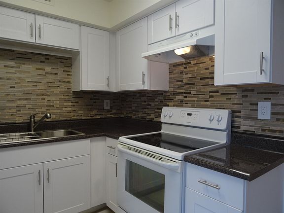 3rd image of 1402 N Sunflower Cir