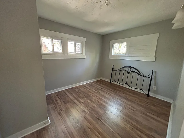 211 Vance St — Photo 4