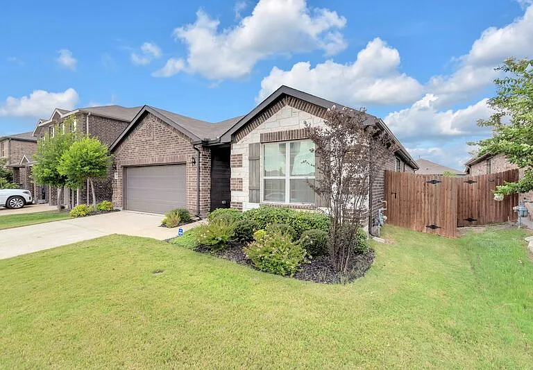 3140 Blacksmith Ln — Photo 2