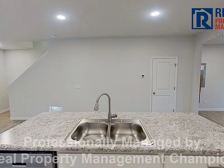 460 Maides Ave — Photo 6