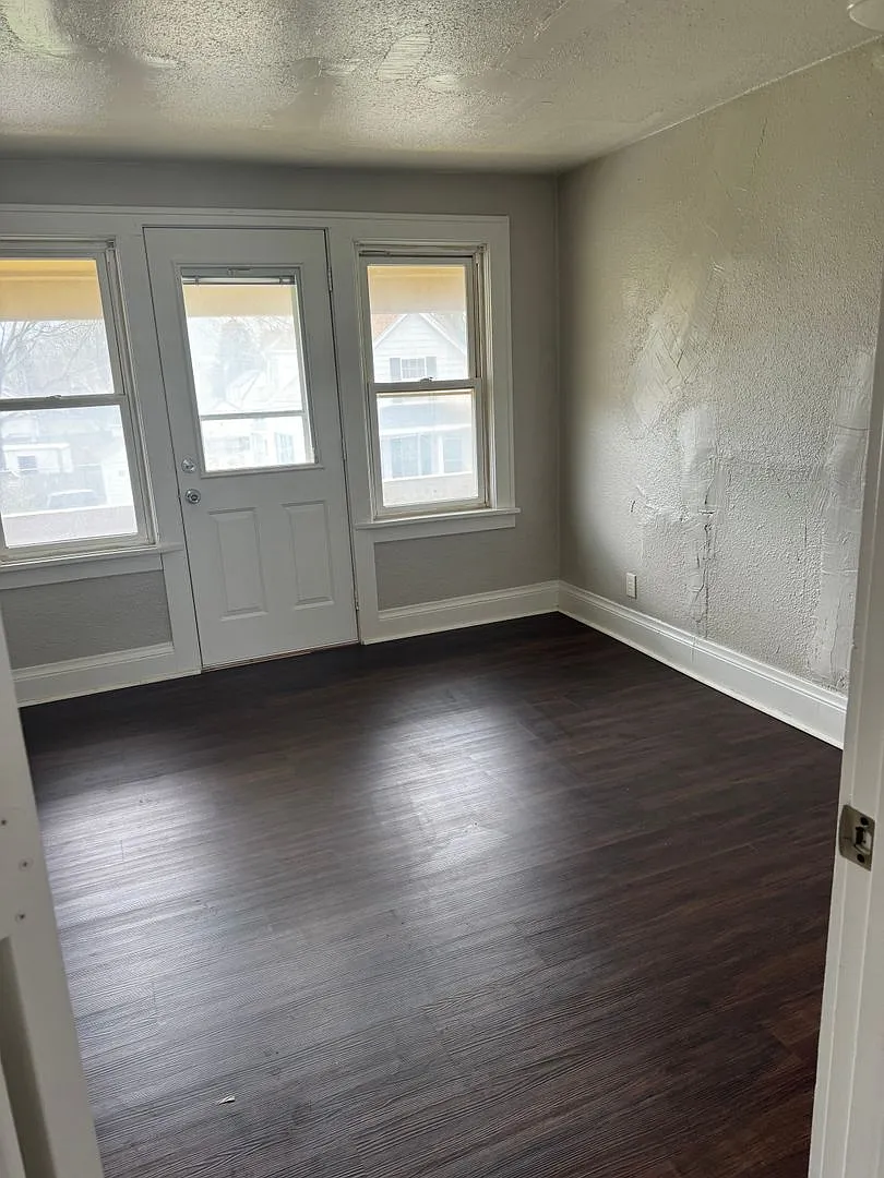 3 Bedroom Single Family — Photo 2