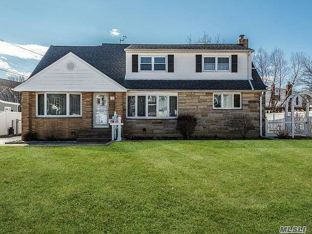1st image of 17 Van Buren Ct