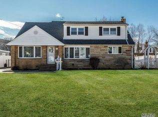 17 Van Buren Ct, Westbury, NY 11590