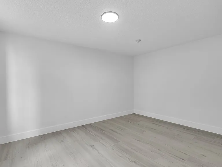 601 NE 23rd St #4 — Photo 32