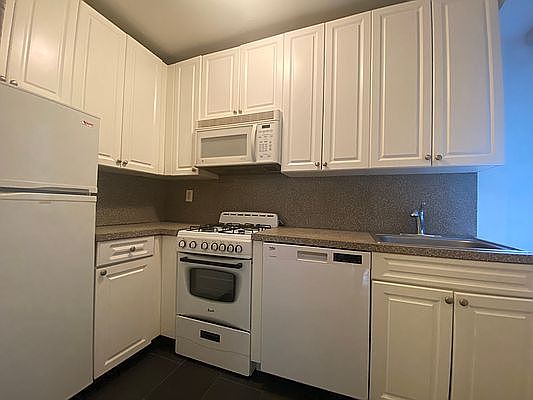 4th image of 340 E 63rd St APT 3C
