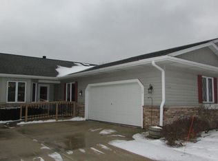 5444 S 46th St #40, Greenfield, WI 53220